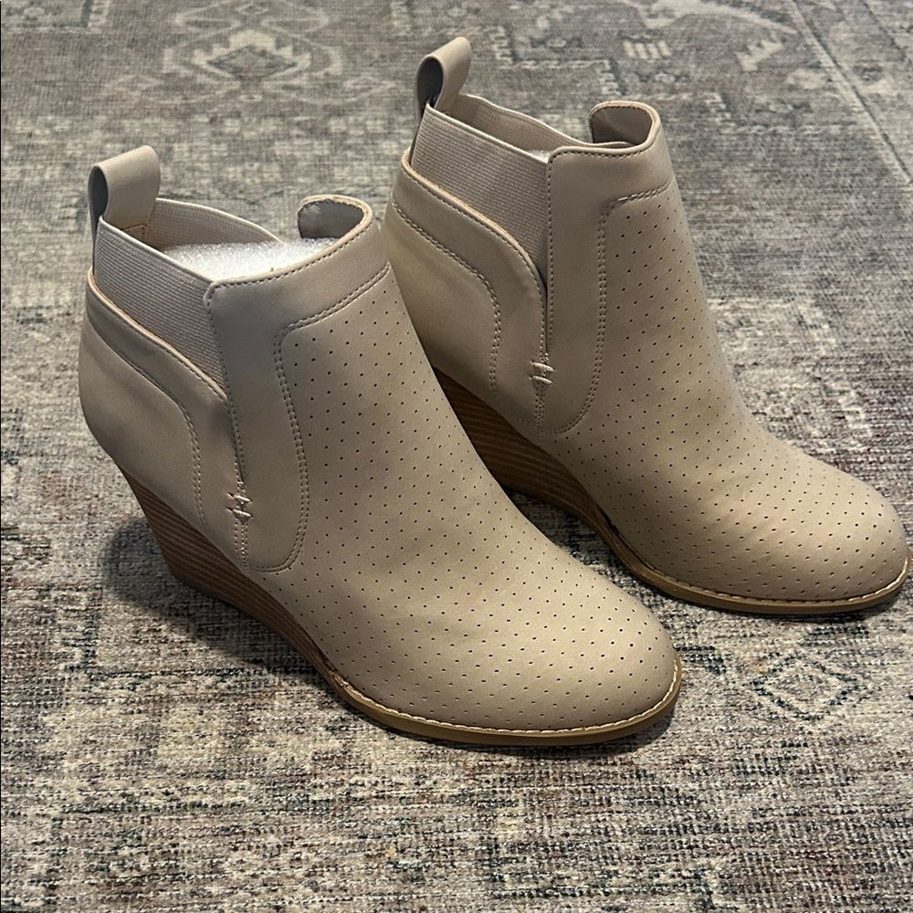 DV by Dolce Vita Gerdy Ankle Booties